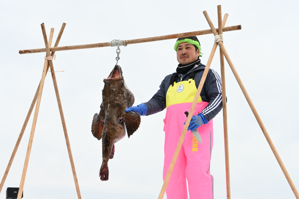 風間浦鮟鱇感謝祭で行われる鮟鱇の吊るし切り