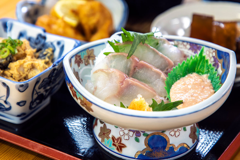 風間浦鮟鱇の刺身。添えられた肝を醤油にといて食べると旨味が増します
