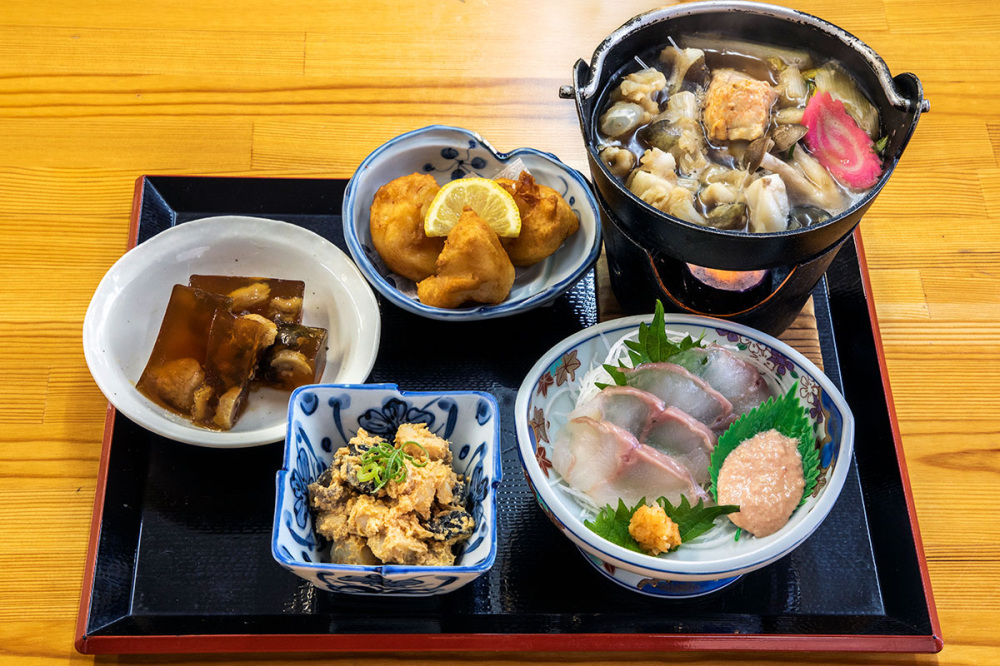 風間浦鮟鱇を使った料理。（右上から時計回りに）鮟鱇鍋、刺身、とも和え、煮こごり、唐揚げ