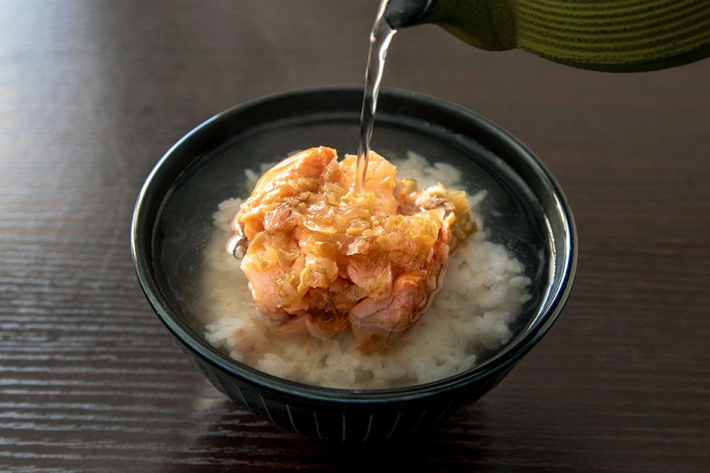 お湯を注いですぐ食べられる海峡サーモンのお茶漬け