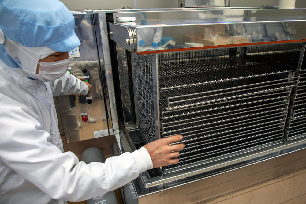 パック詰めのままマイナス35℃に冷やしたアルコールに浸すことで細胞を破壊することなく急速に凍結します