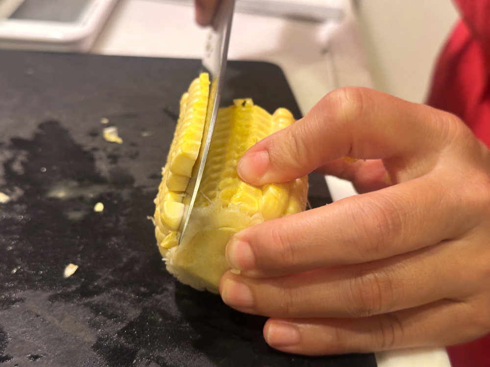 軸に沿って丁寧に粒をそぎ落とす