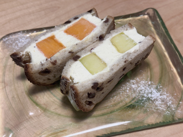 生メロンのフルーツサンド(青肉/赤肉)