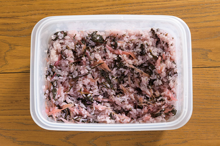 紫蘇酢を混ぜたもち米